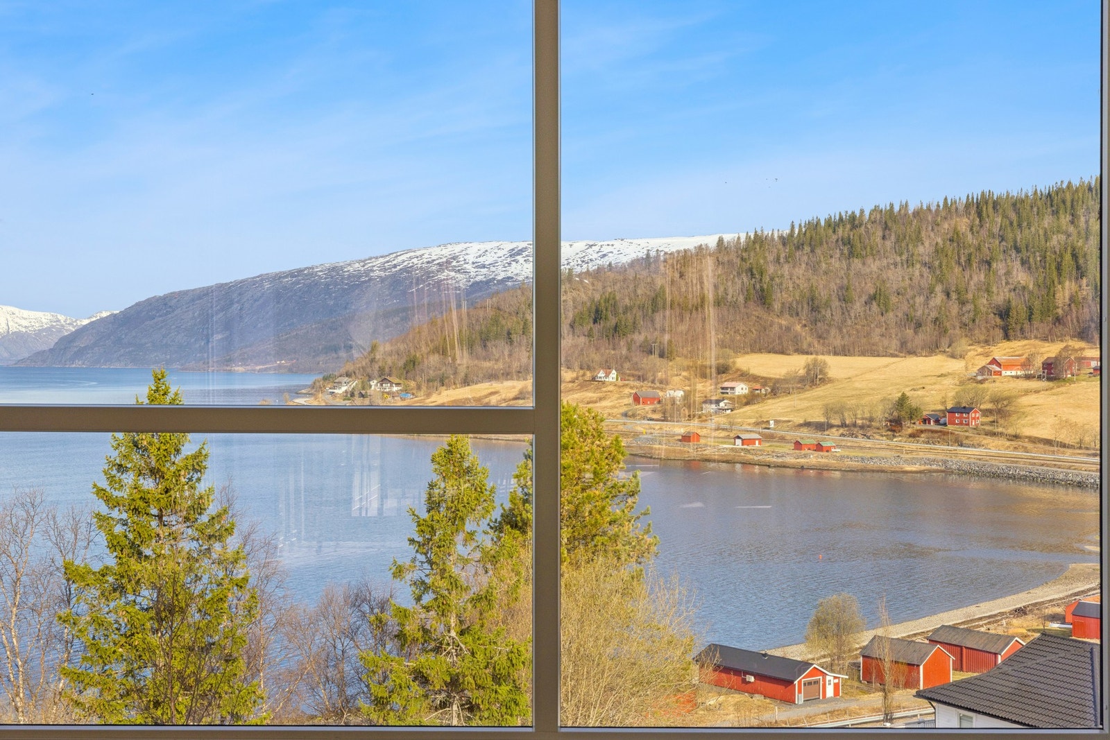 Vindusflatene er designet for å maksimere utsikten fra alle vinkler i stuen. Galleribilde