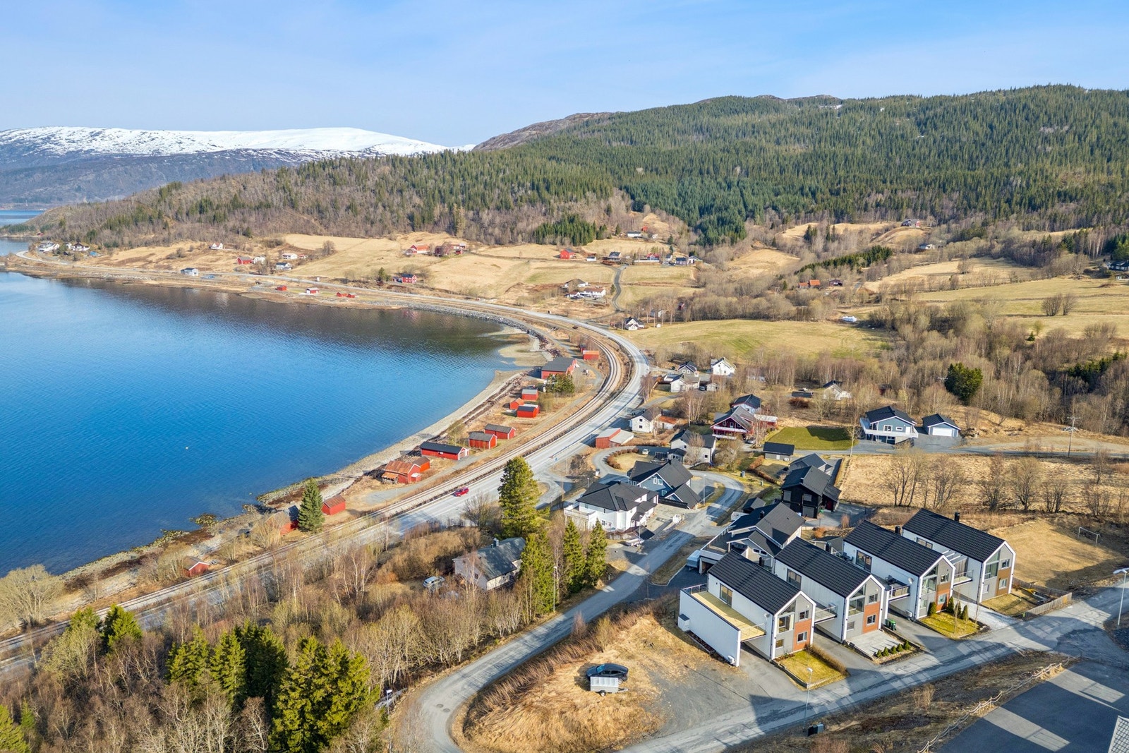 Fra boligfeltet er det kort vei ned til fjorden og fine turområder. Galleribilde