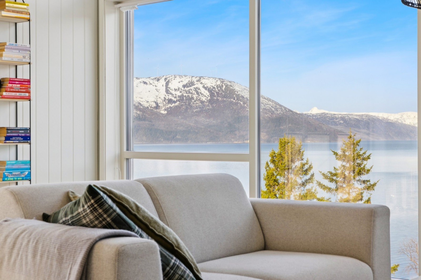 Utsikten mot de snødekte fjellene er en del av hverdagen her. Galleribilde