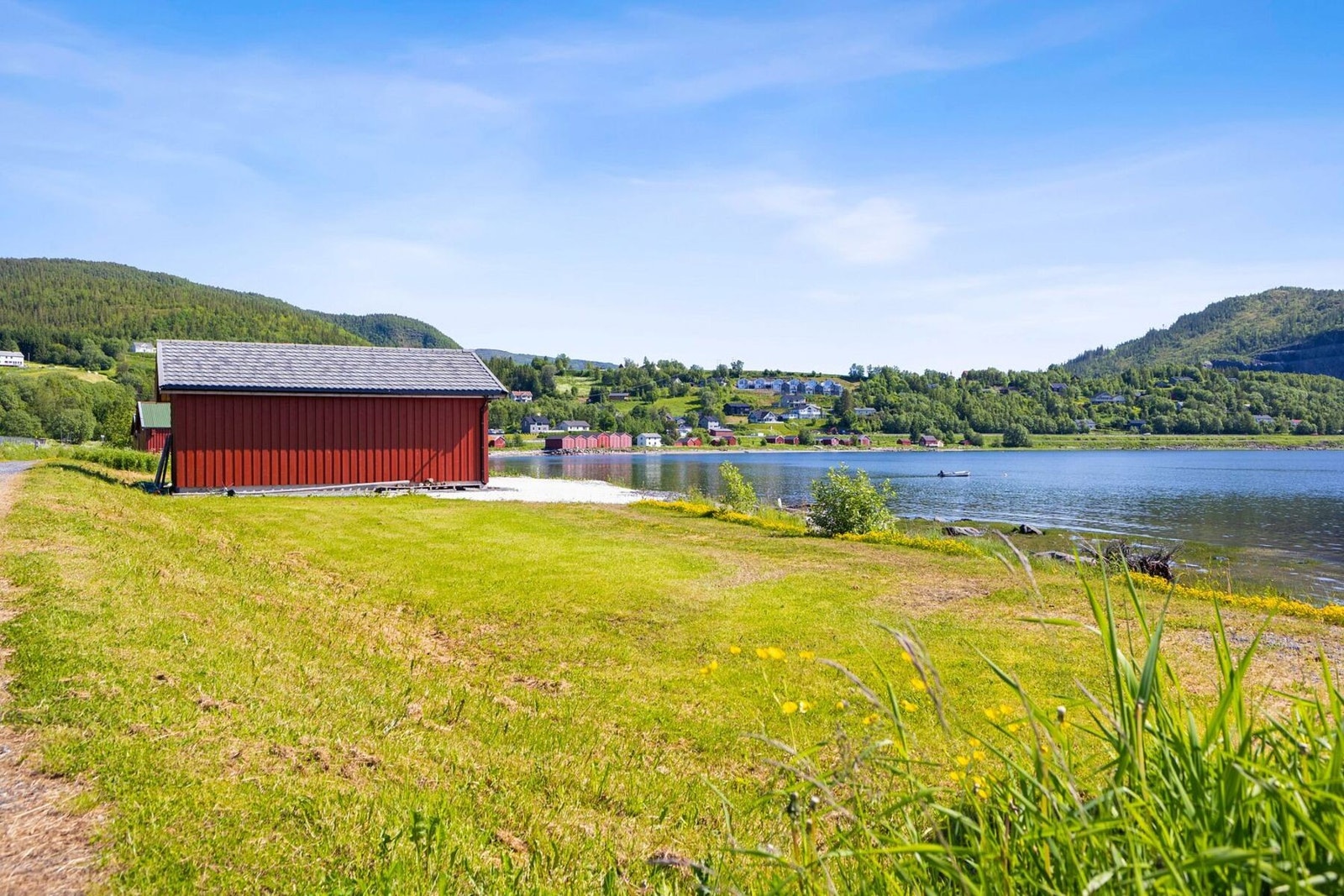 Nærheten til fjorden gir gode muligheter for rekreasjon og båtliv. Galleribilde