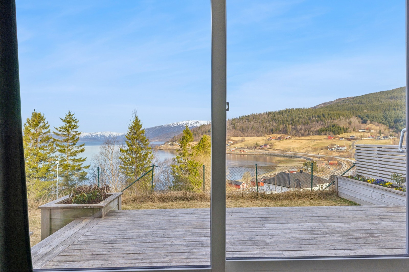 Utsikten fra første etasje er også upåklagelig, med fritt utsyn mot Skalandsbukta. Galleribilde