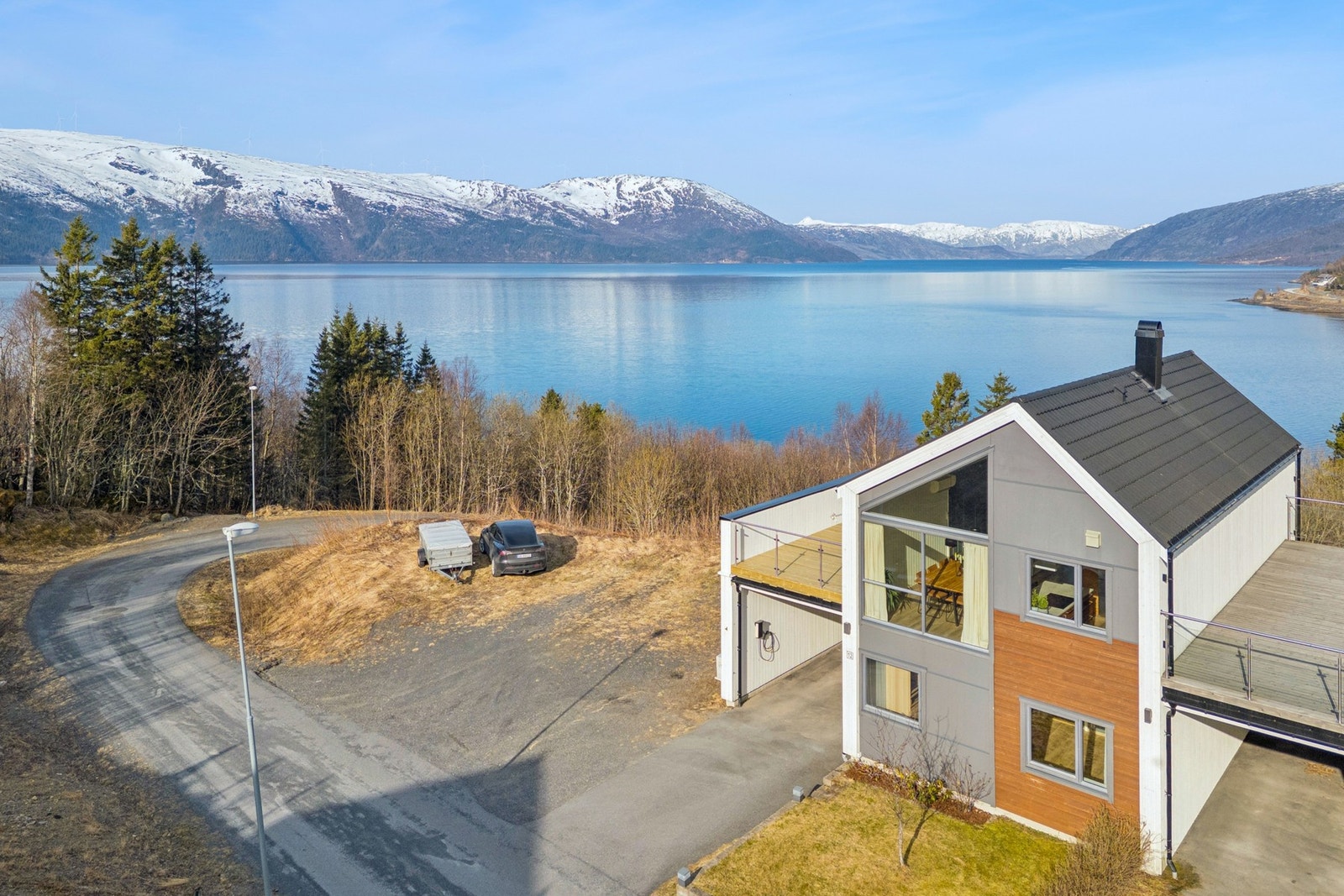 Her bor du høyt og fritt med en førsteklasses plassering i terrenget, som sikrer utsikt og gode solforhold. Galleribilde