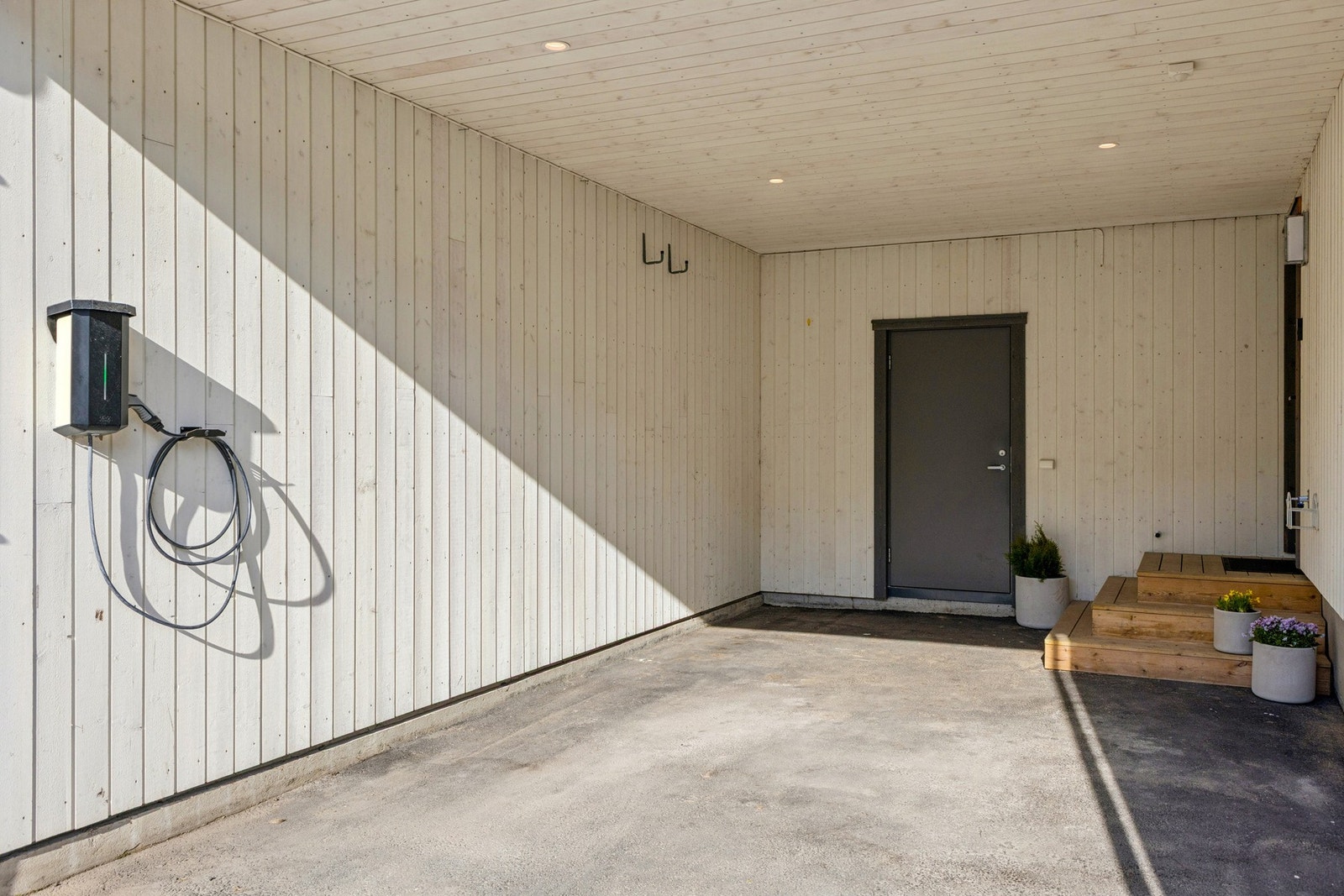 I carporten er det installert elbillader, og det er direkte inngang til boligen under tak. Galleribilde