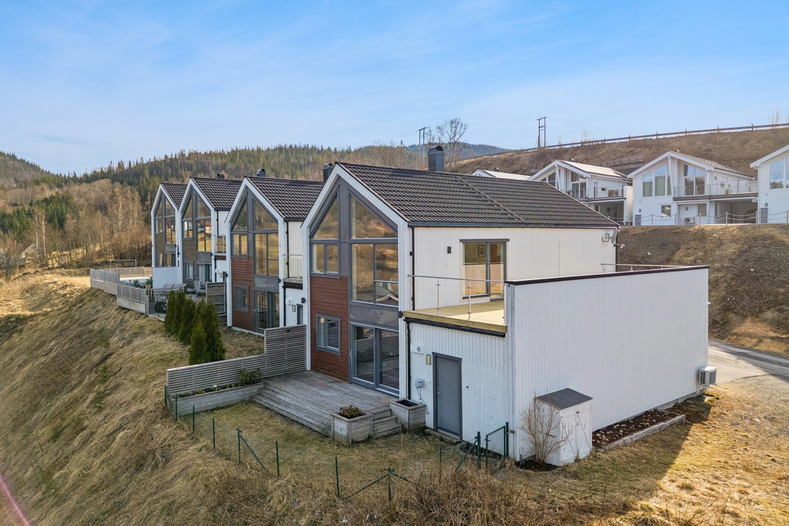 Boligen ligger i et nyere og etablert boligfelt på Skaland. Galleribilde