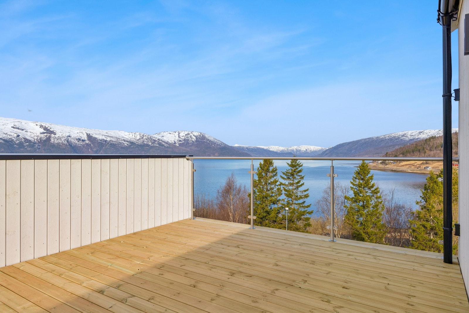 Balkongen i andre etasje er et perfekt sted for å nyte utsikten over fjorden og landskapet. Galleribilde
