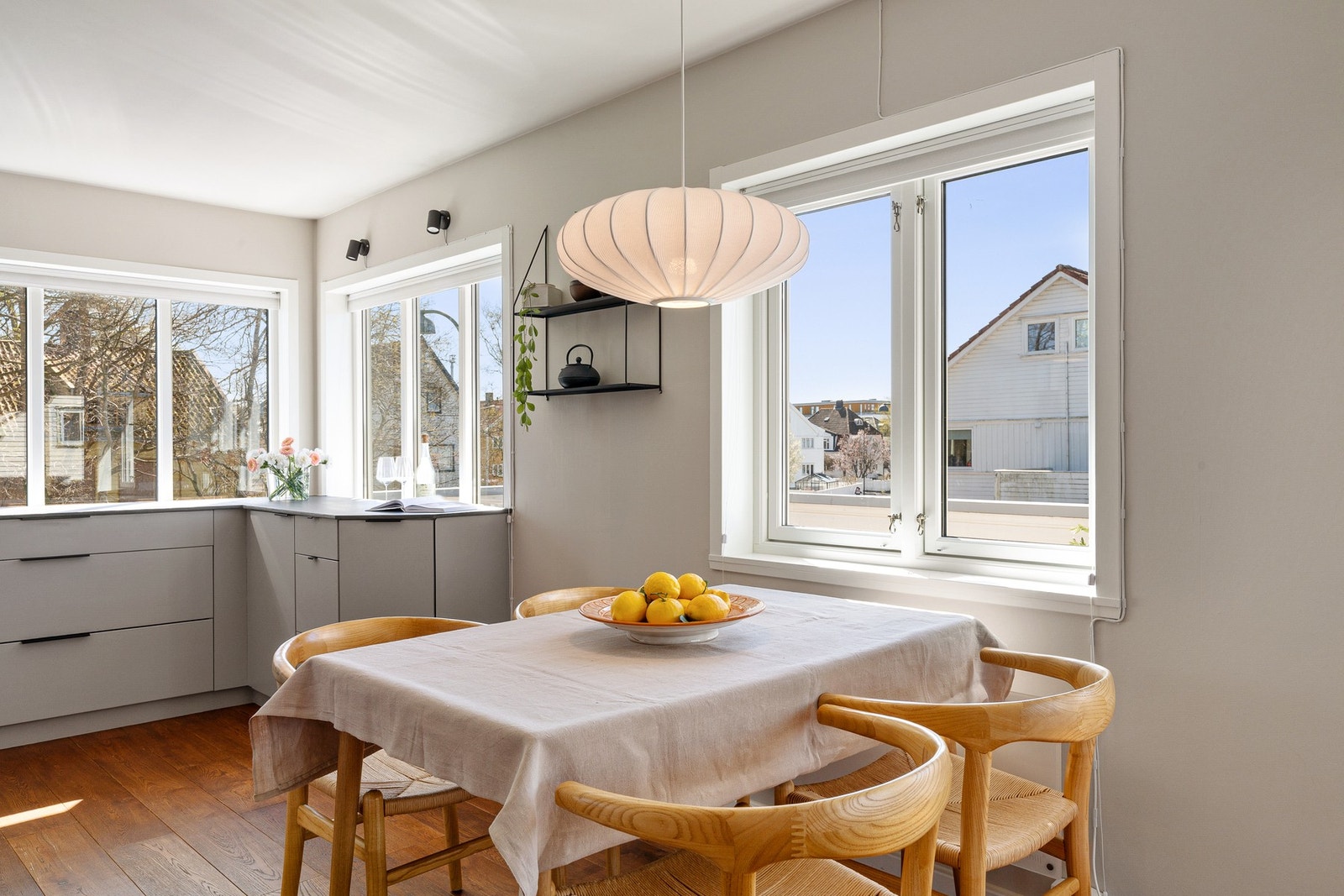 Kjøkkenet er utformet med gode arbeidsflater og skapplass. Løsningen er funksjonell med hvitevarer i stål, herunder stekeovn, koketopp, oppvaskmaskin og kjøl/frys. Galleribilde
