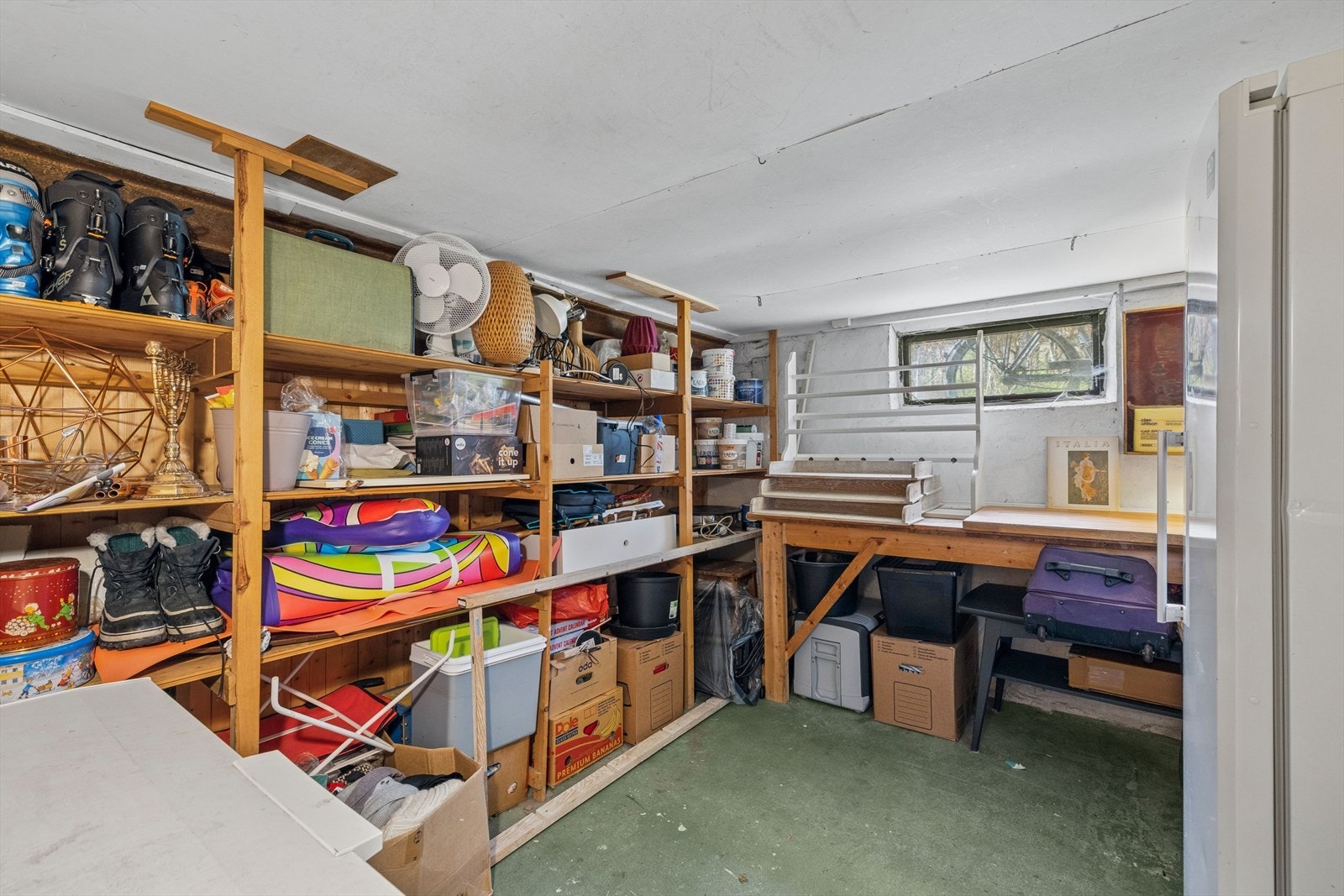 Boligen disponerer hele 5 boder - 3 boder i kjeller (ca. 21 kvm) og 2 boder på loft (ca. 10 kvm) Galleribilde