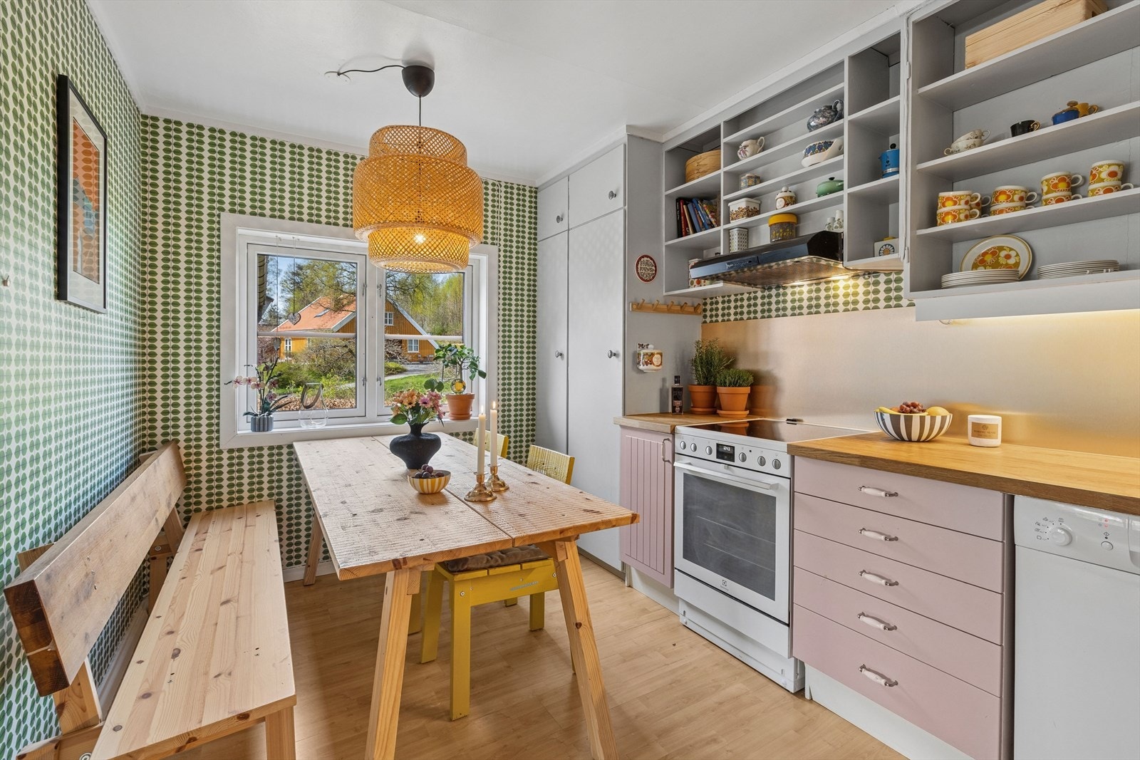 Det er god plass til spisebord med plass til hele familien Galleribilde