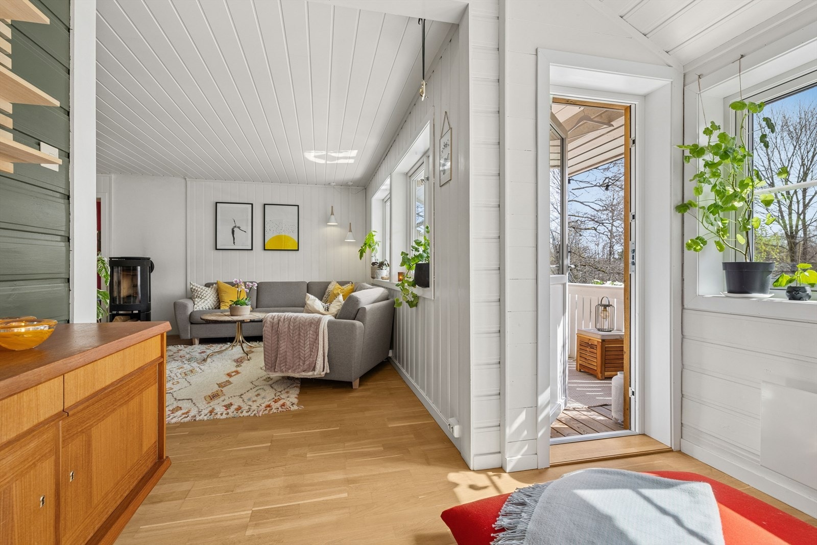 Fra stuen er det utgang til en sydvendt balkong med gode solforhold Galleribilde