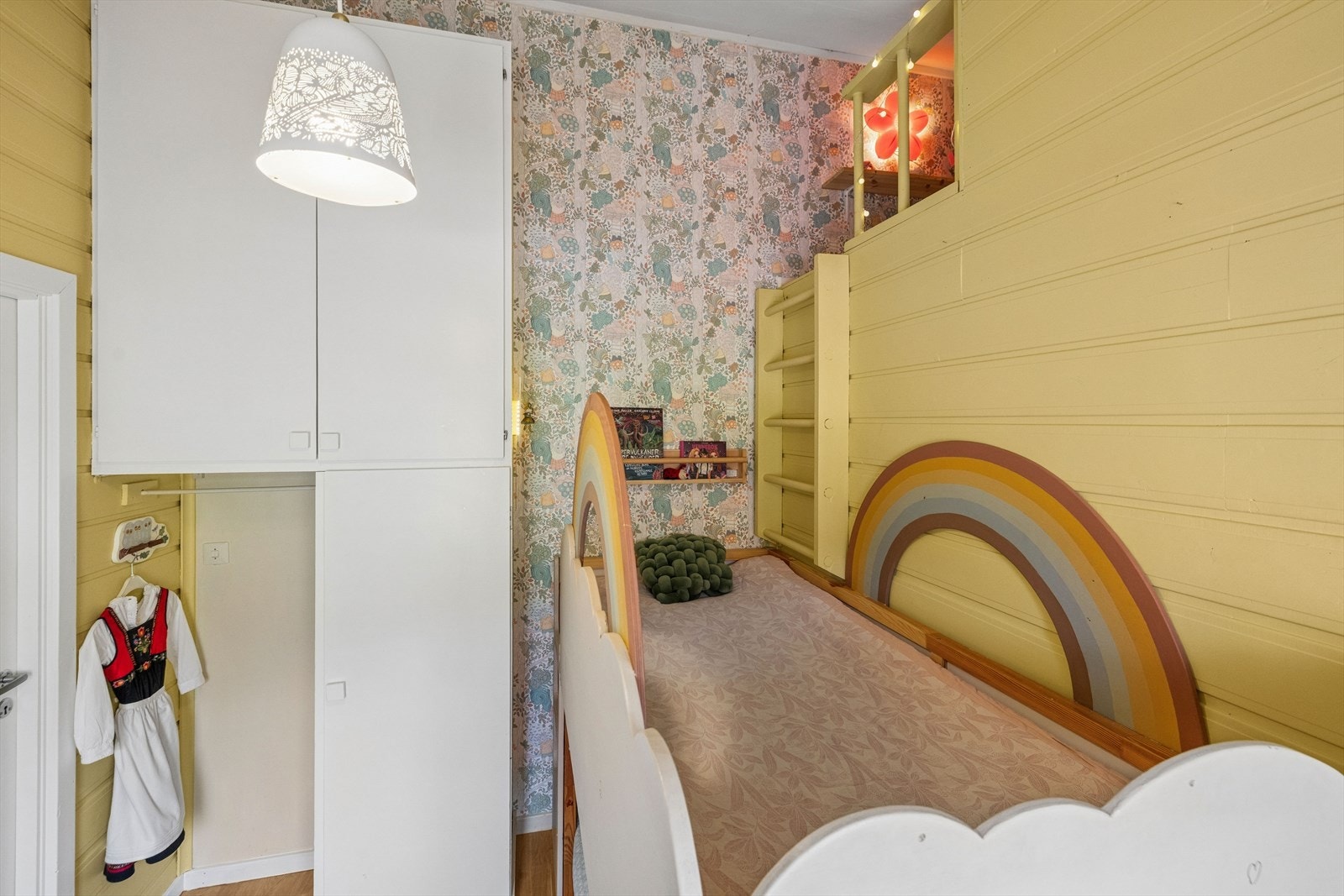Soverom nr. 4 - fra sengen kan man klatre opp til en koselig hems Galleribilde