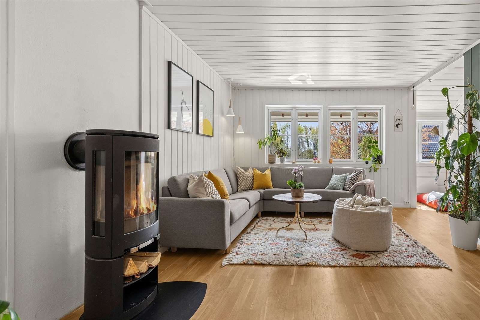 Stuen har i tillegg en herlig peis som gir ekstra hygge på de mørkere kveldene Galleribilde