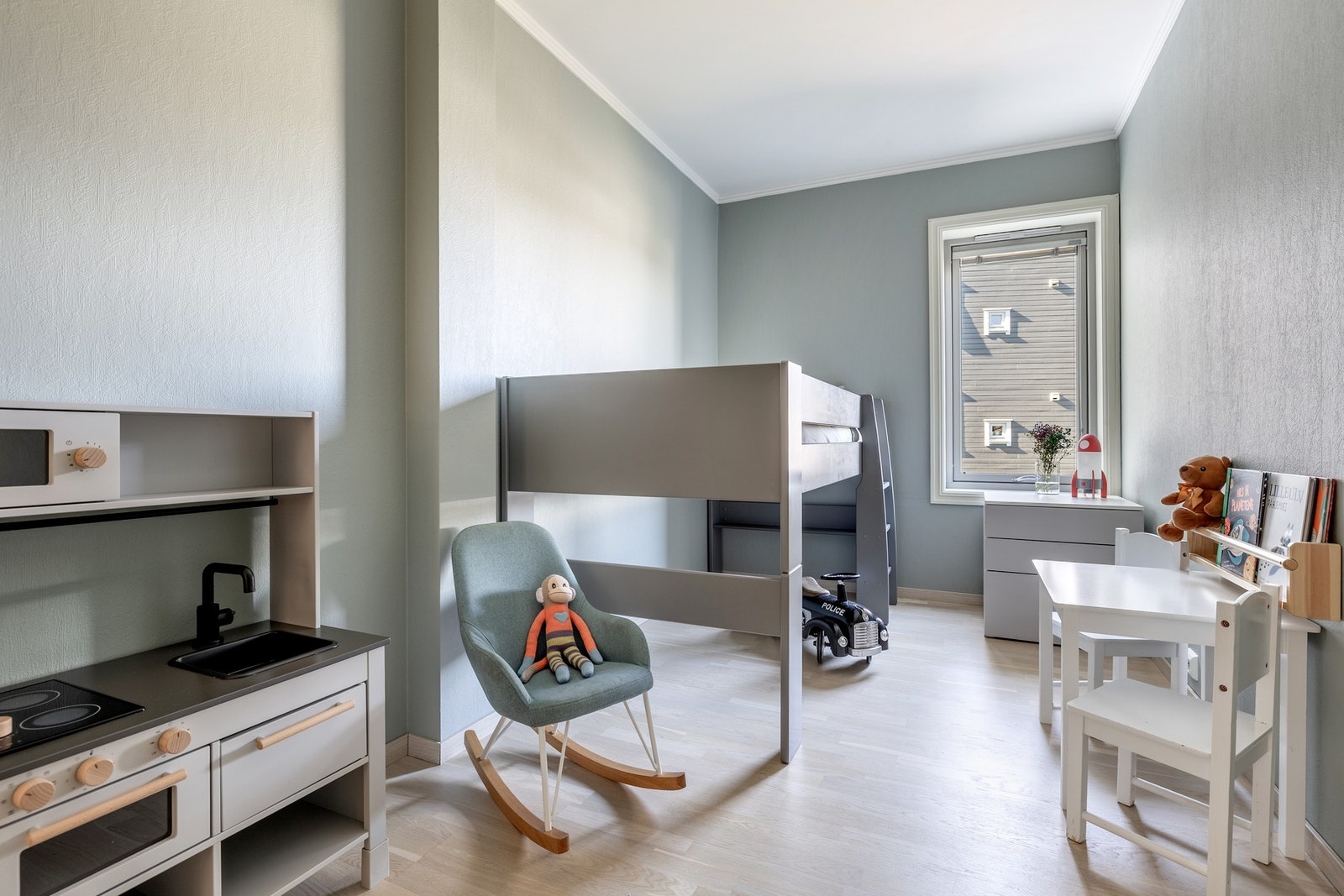 Soverommene har god plass til seng, nattbord og skrivebord. Galleribilde