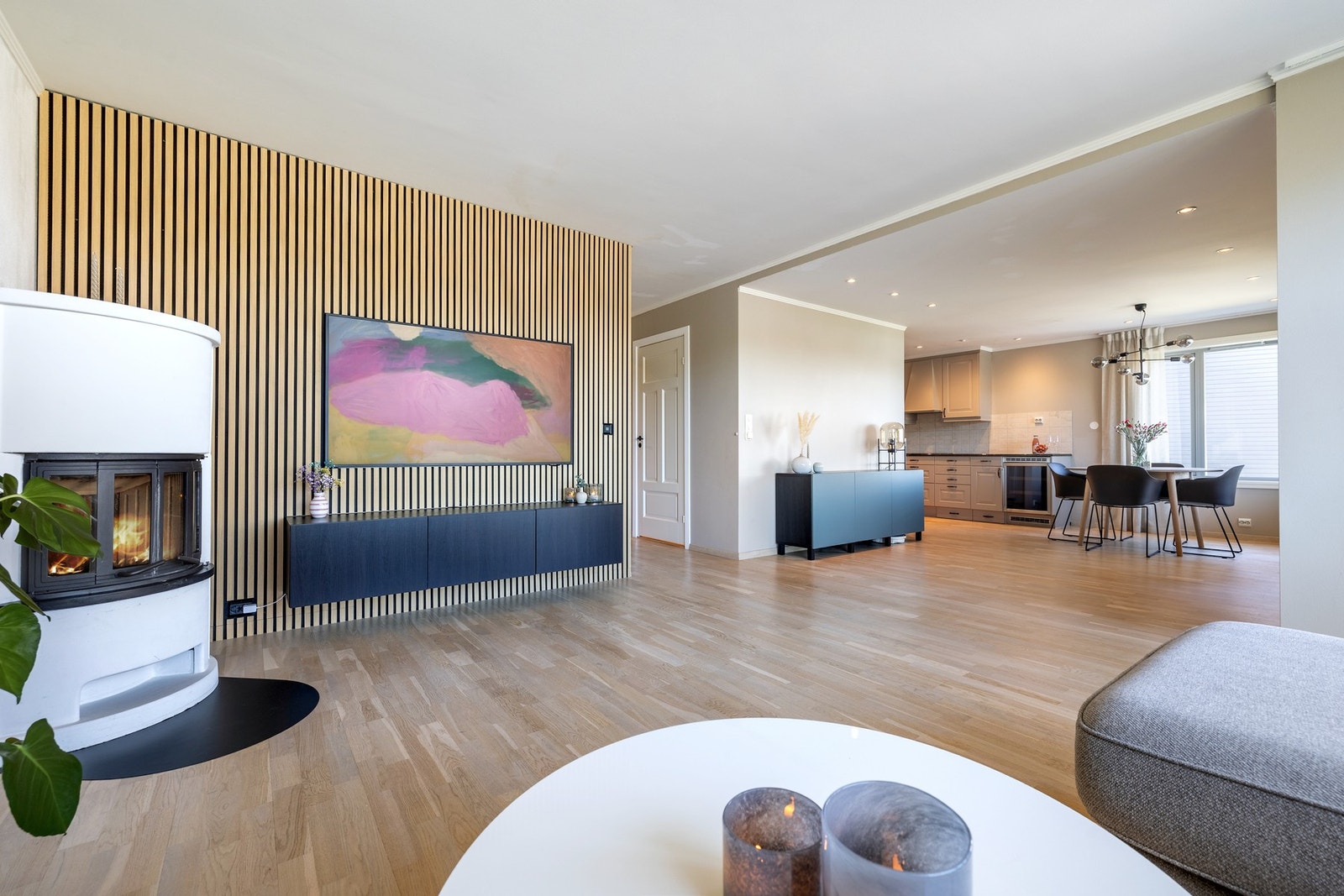 Rommet byr på pene fargevalg, trestavs parkett, samt en flott vedovn som både gir varme og ekstra hygge. Galleribilde