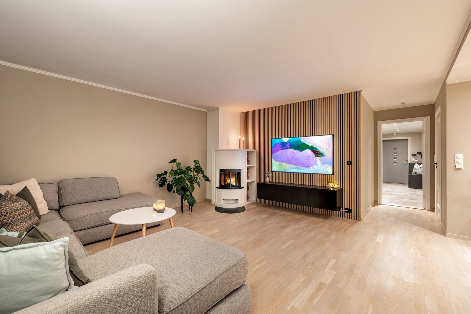 Stuen har gode møbleringsmuligheter med plass til sofagruppe, TV-anlegg og spisebord i ulike soner. Galleribilde