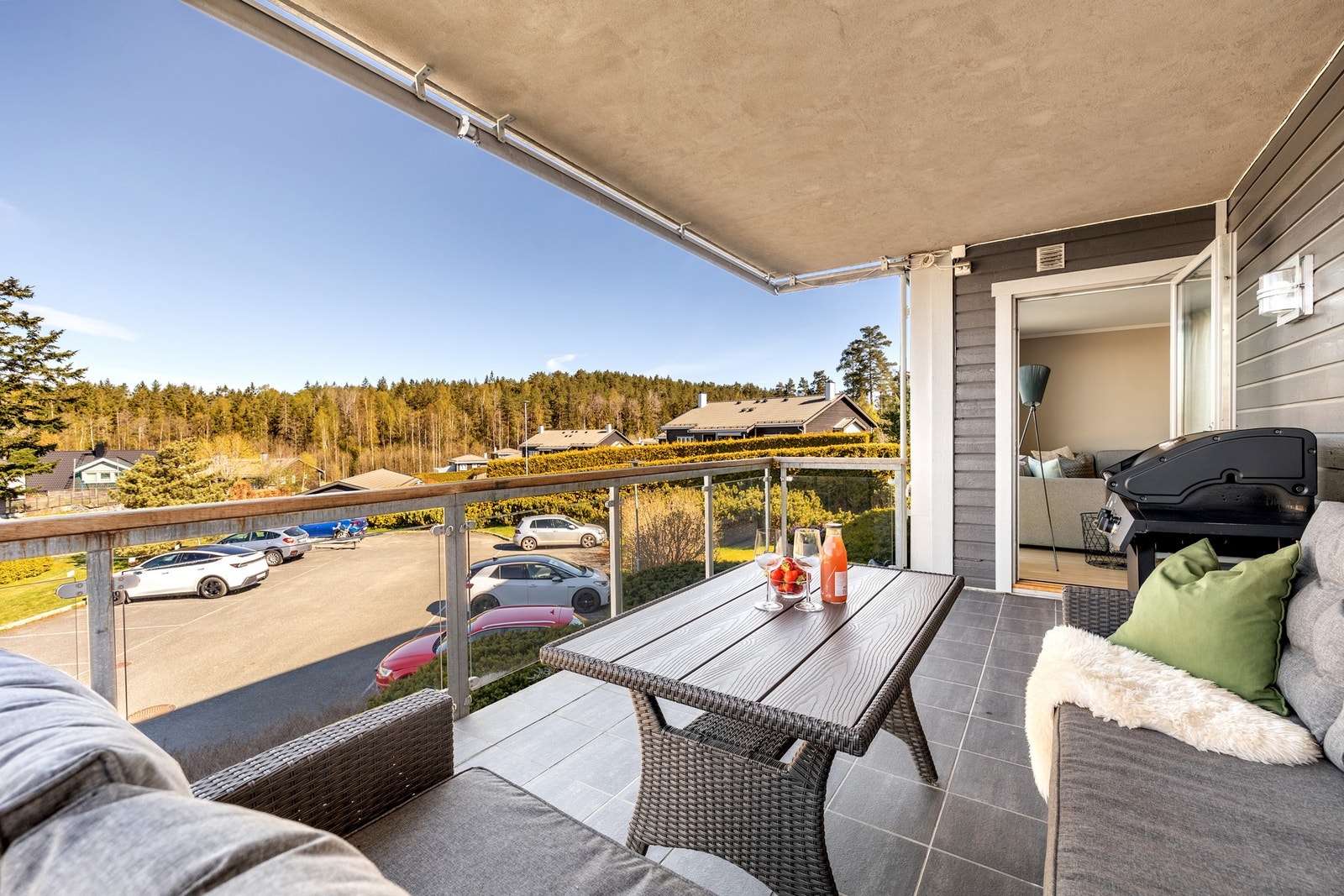 Balkongen har godt med plass til utemøbler, noe som legger til rette for hyggelige stunder utendørs sammen med venner og familie. Galleribilde