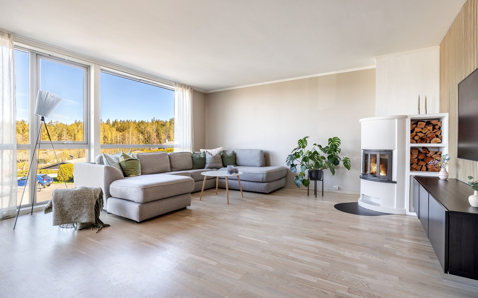 Store vindusflater slipper inn rikelig med naturlig lys og sørger for en romslig romfølelse. Galleribilde