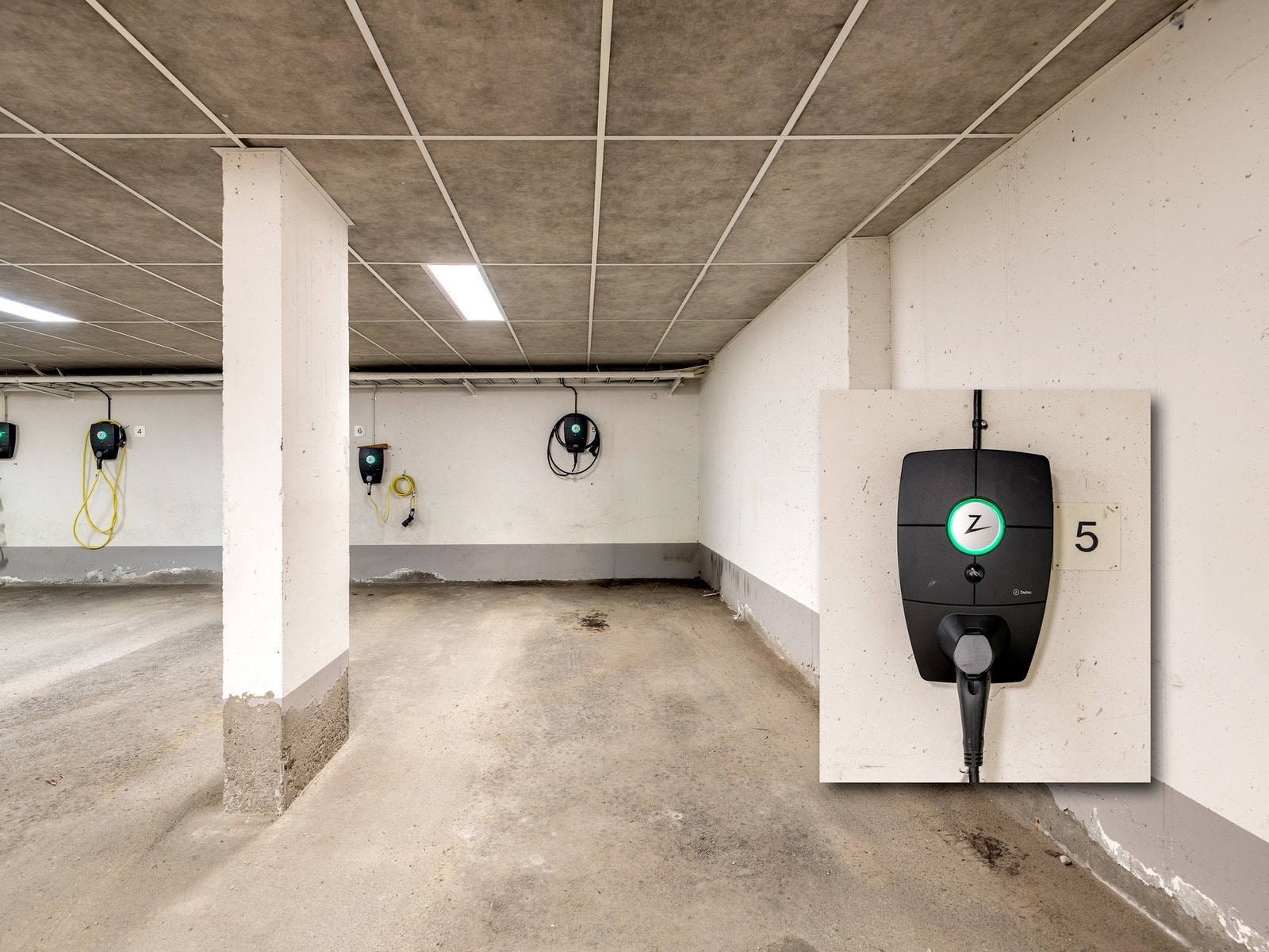 Det medfølger en parkeringsplass med elbillader i felles garasjeanlegg, samt en parkeringsplass på felles garasjeplass utendørs. Galleribilde