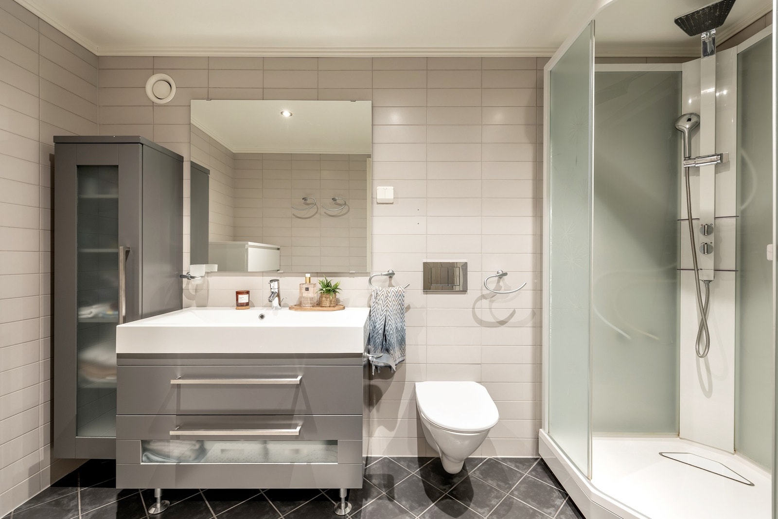 Badet ved hovedsoverommet er utstyrt med flislagte vegger- og gulv, varmekabler og innfelt downlights. Galleribilde
