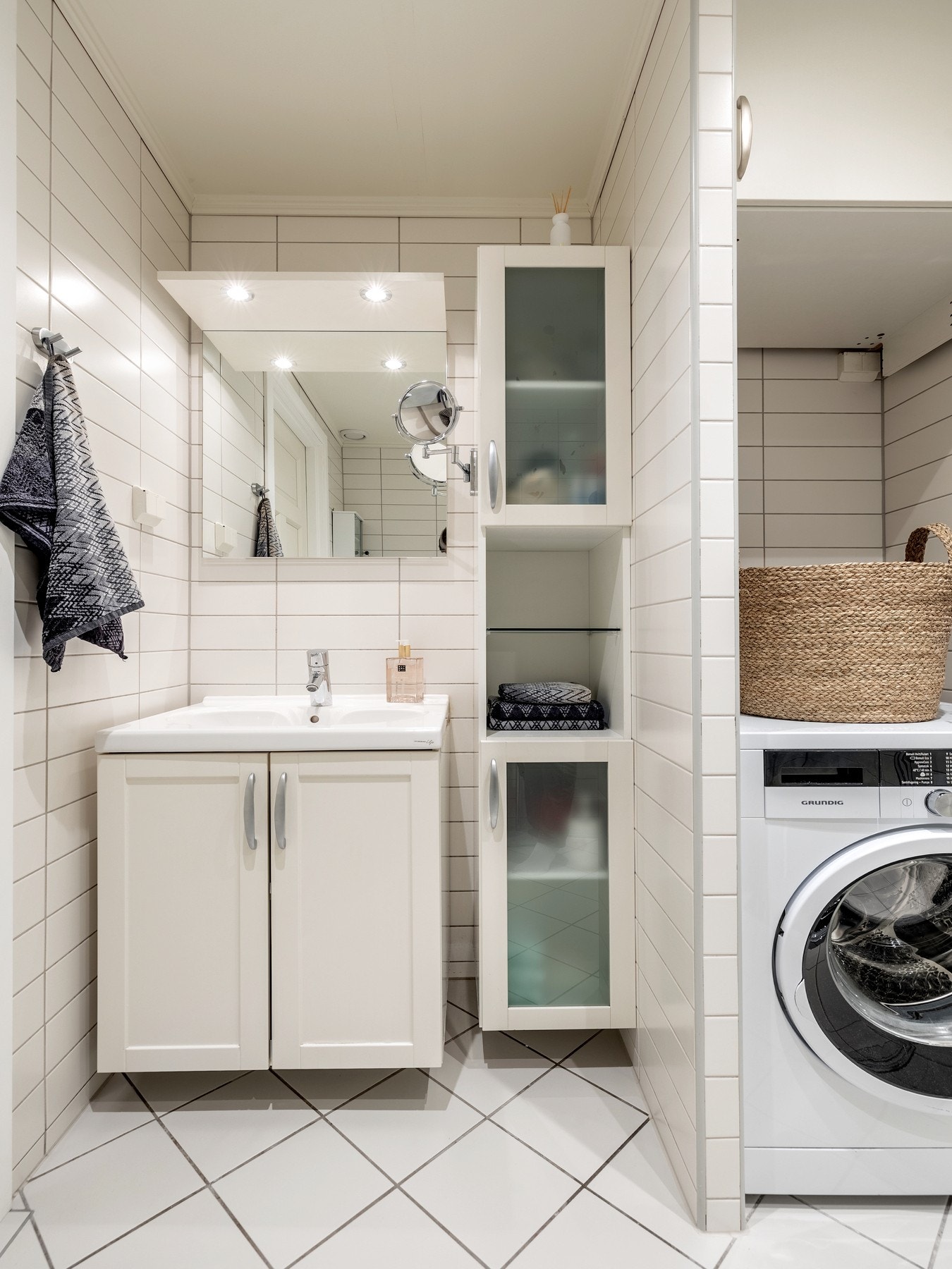 Badet ved gangen er utstyrt med flislagte vegger- og gulv, varmekabler og innfelt downlights. Galleribilde