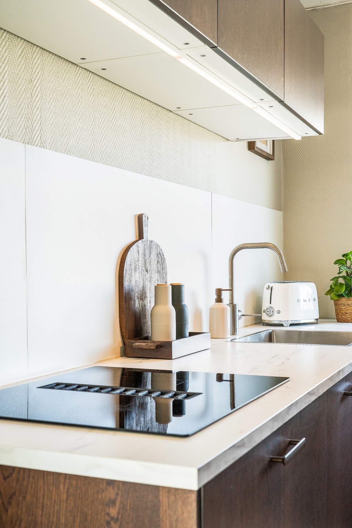 Bred induksjonstopp med nedfelt ventilator Galleribilde