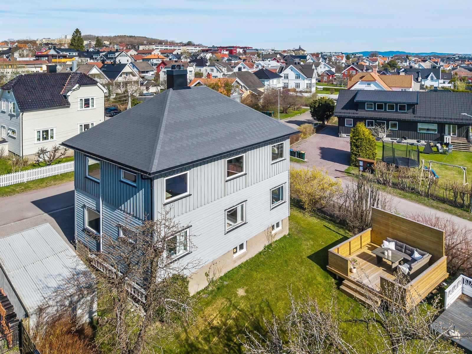 Her ser vi et dronebilde med terrassen og tomten - terrassen til høyre er til 1. etasje Galleribilde