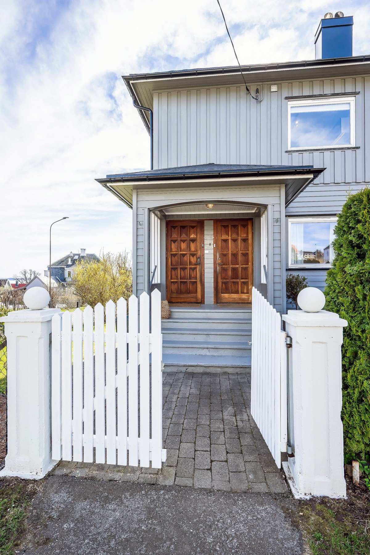 Da fortsetter vi inn porten i Sollistrandsveien 3 Galleribilde