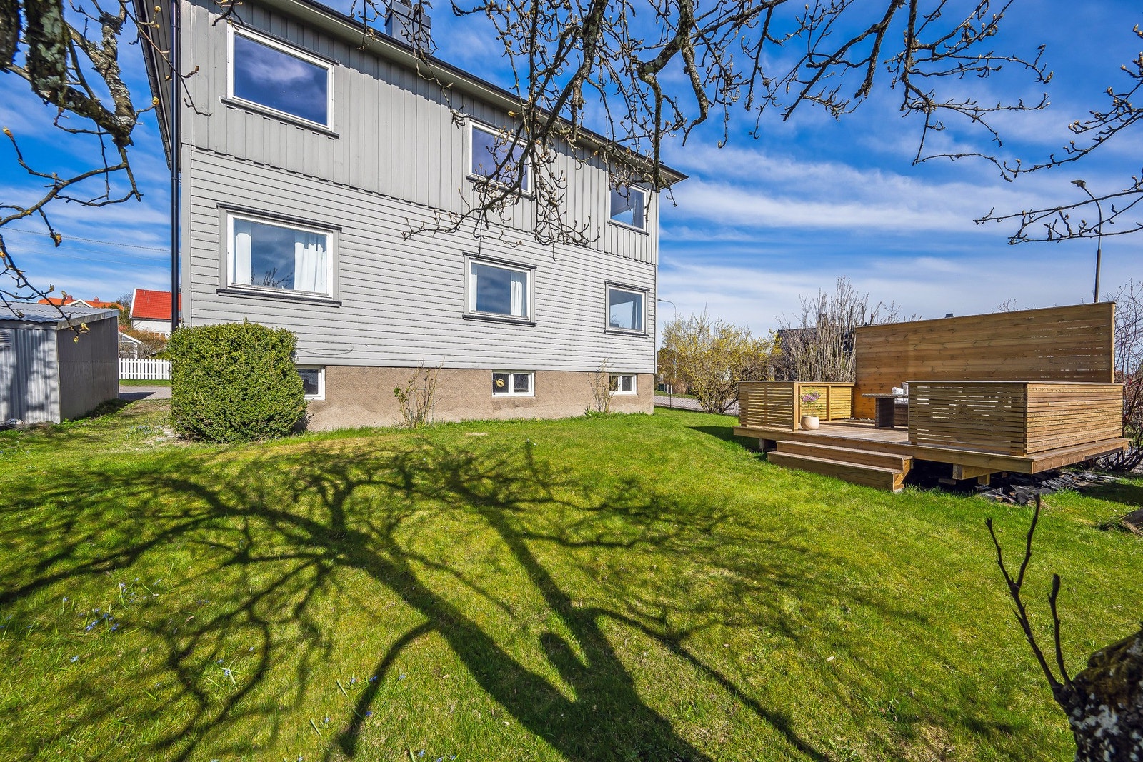 Felles hagetomt med 1 etasje med hver sin terrasse Galleribilde