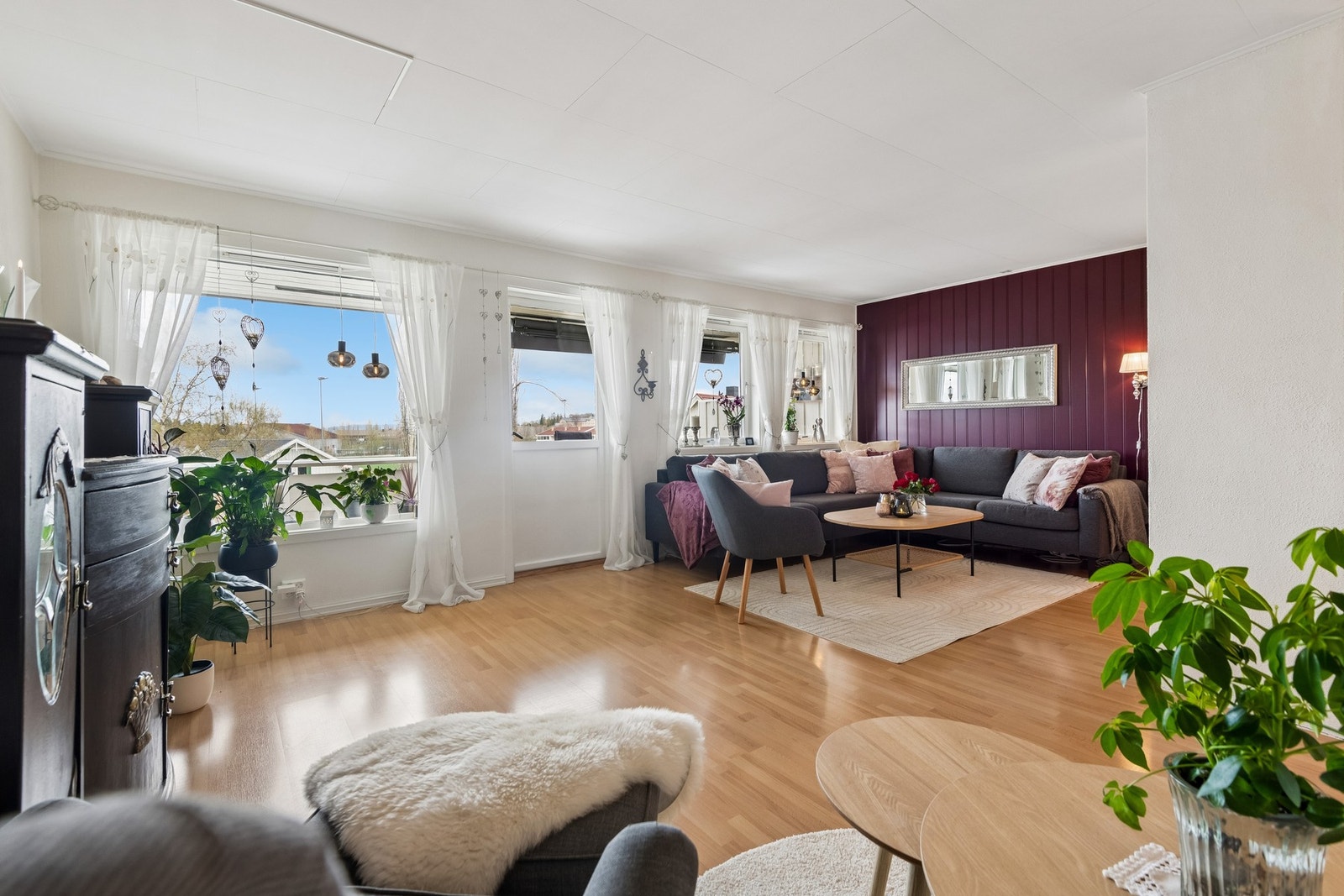Boligen har til sammen 4 uteplasser, med uteplass oppe og nede på begge sider av boligen. Galleribilde
