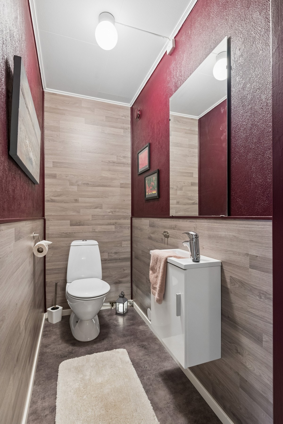Det er praktisk med gjestetoalett i tillegg til eget toalettet på badet. Galleribilde