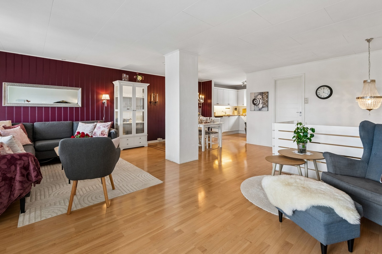 Stua har god plass til møblering i ulike soner. Galleribilde