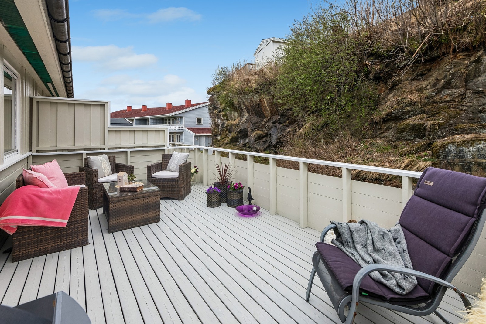 Terrassen på baksiden av boligen ligger skjermet og fint til mot sørøst, så her kan man nyte fine formiddager i solveggen på solrike sommerdager. Galleribilde