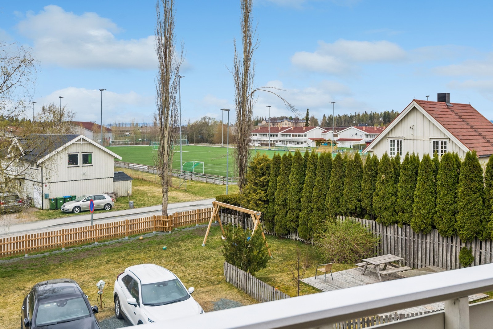 Boligen ligger åpent og fint til med utsikt utover Elberg. Galleribilde