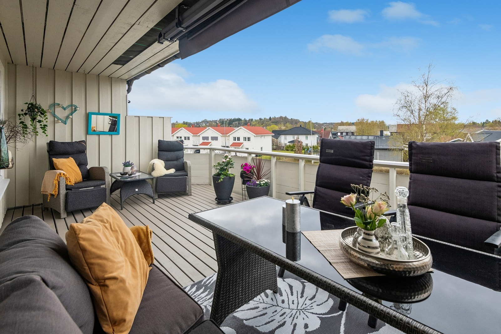 Terrassen ligger fint vendt, slik at man har solen utover solrike sommerkvelder. Galleribilde