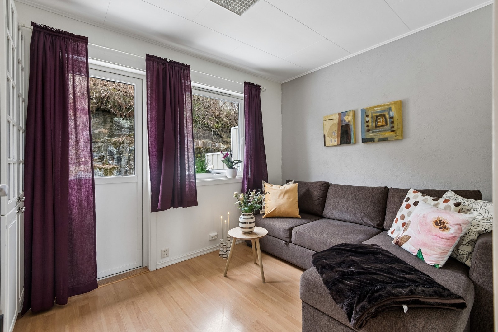 Det er totalt fire soverom i boligen hvor det ene ligger i 2. etasje. Her har man enkel adkomst til uteplass på baksiden av boligen. Galleribilde