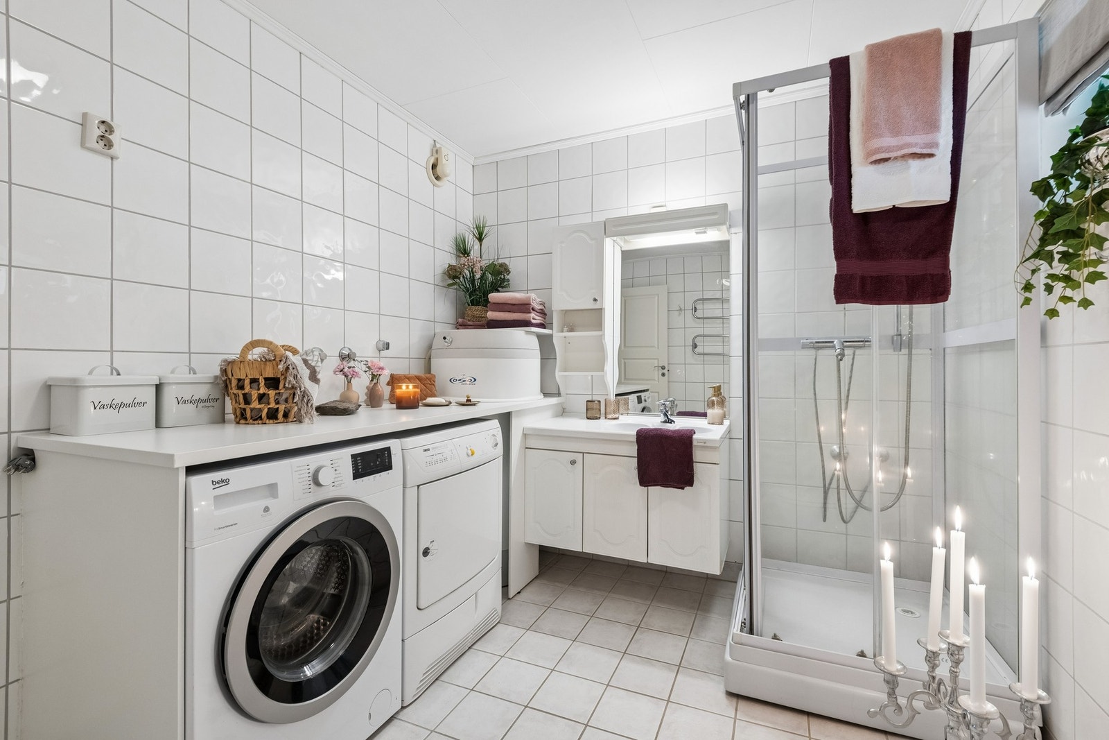 Badet har opplegg for vaskemaskin og plass til tørketrommel. Galleribilde