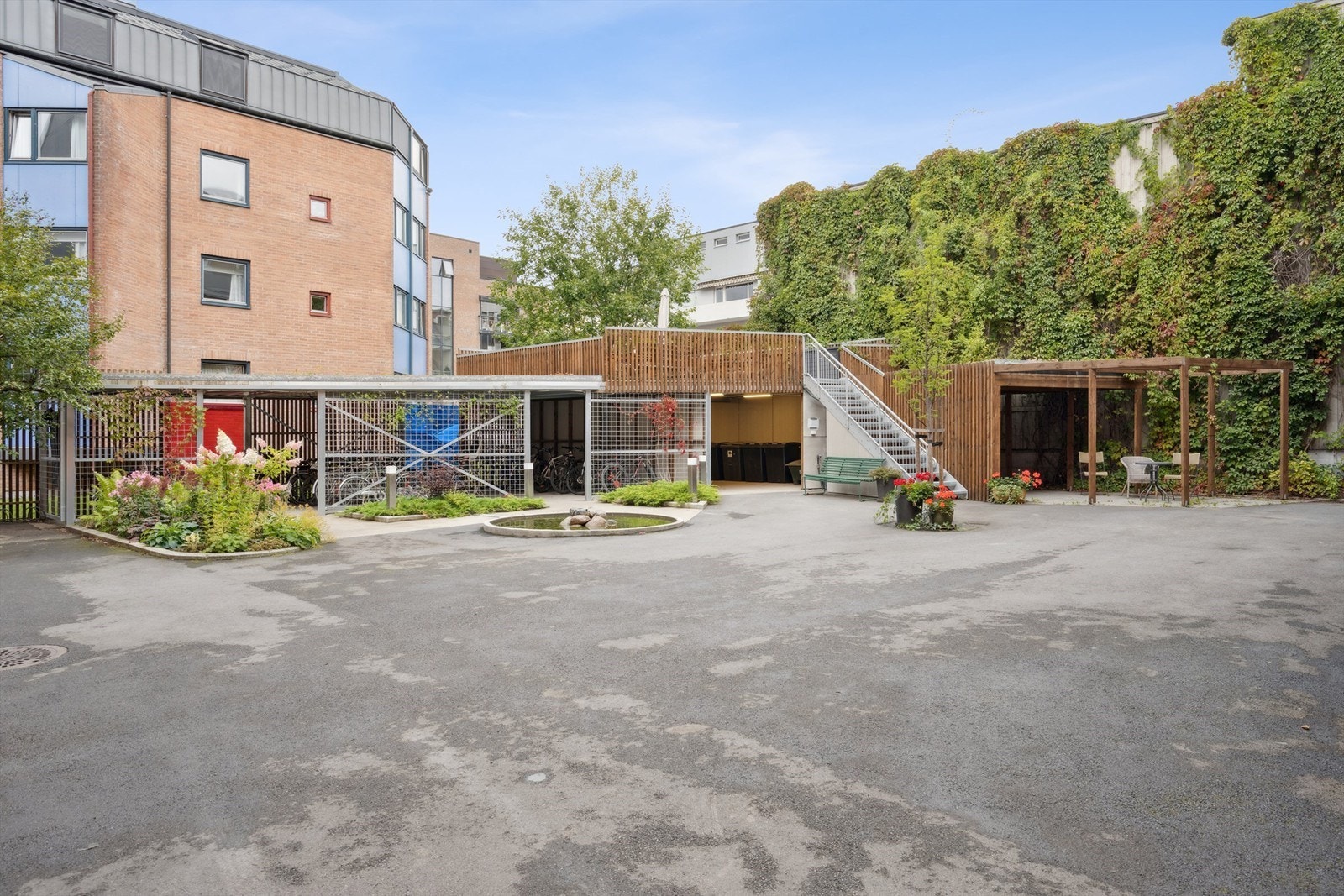 Sykkelparkering og solrik terrasse med sittegrupper kan benyttes av andelseierne Galleribilde