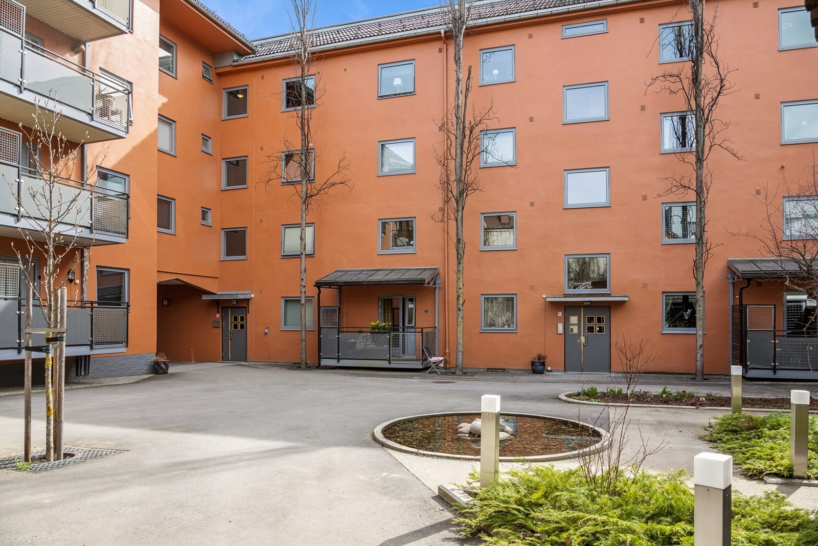 Borettslagets bakgård er svært pent opparbeidet Galleribilde