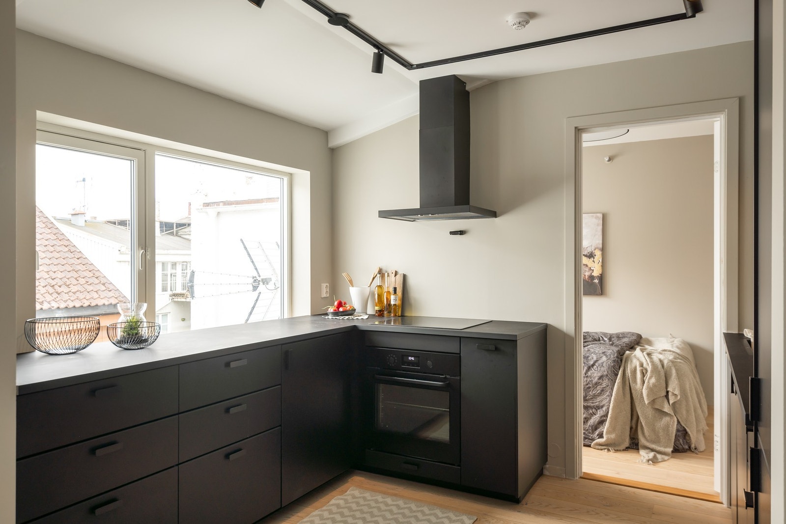 Kjøkkenet fremstår med en moderne standard og ble som resten av boligen totaloppusset i 2019. Galleribilde