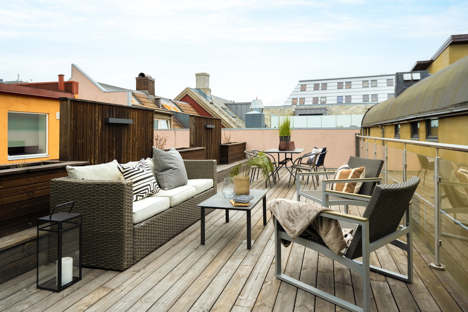 Privat takterrasse er av sjeldenhetene for området! Her er det god plass til utemøbler og man har gode solforhold gjennom hele dagen på sommerstid. Galleribilde