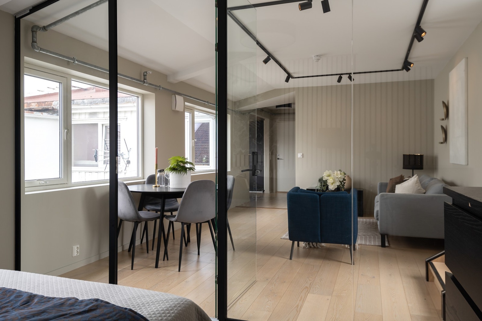 Soverommet kan alternativt avskjermes med frostet glass inn mot stuen, eventuelt kan det settes opp vanlig vegg mellom rommene. Galleribilde