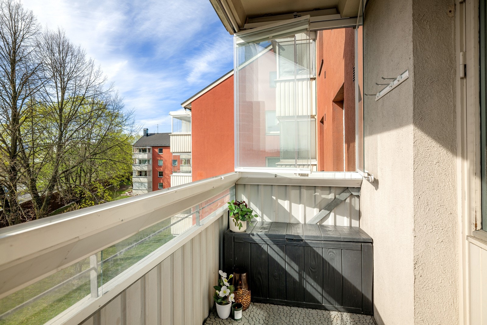 Et flott tillegg til boligen er den vestvendte balkongen - Et rom for både utemøbler og grill. Galleribilde