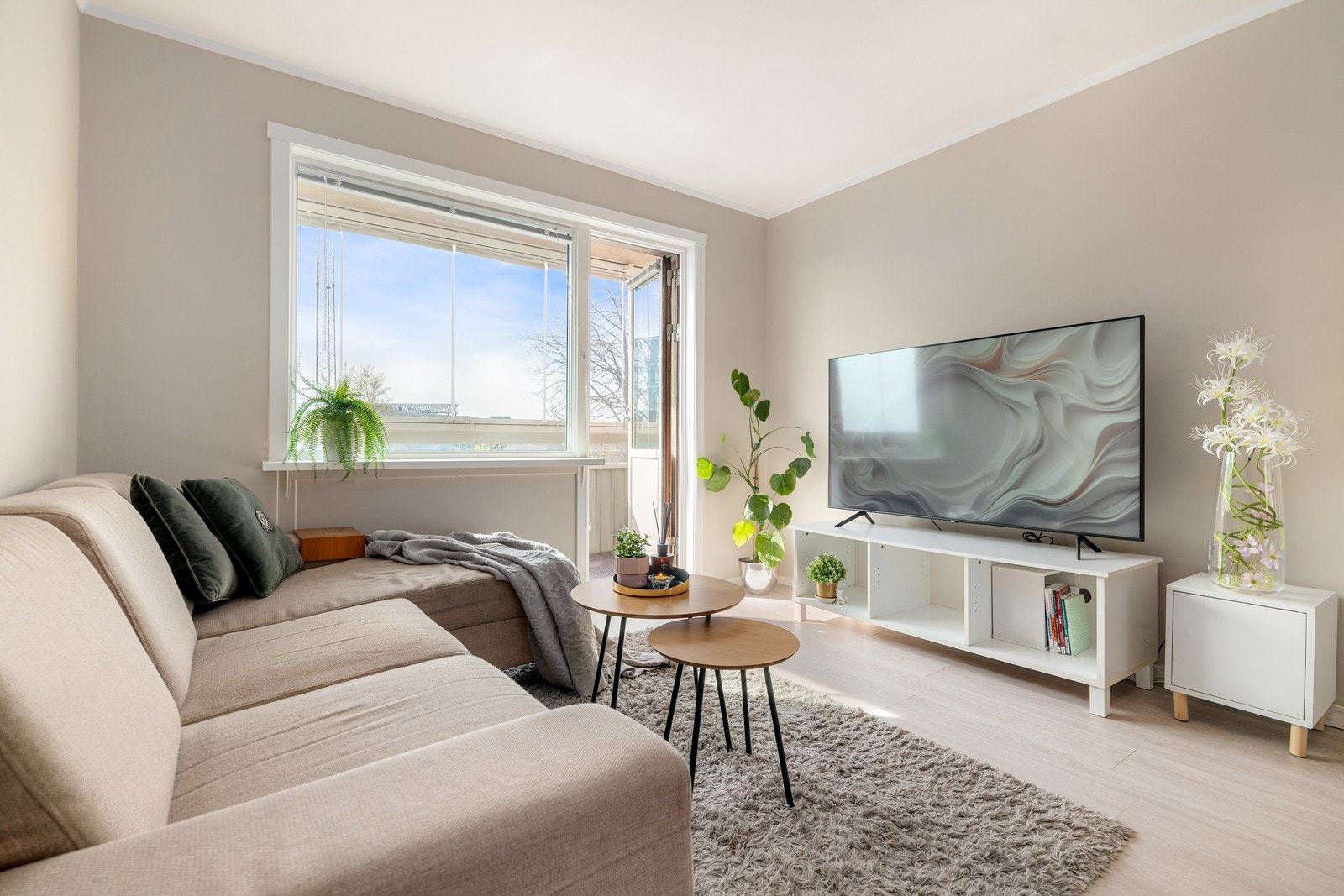 Fra stuen har man utgang til en innglasset balkong som utvider boligens bruksareal og kan benyttes store deler av året. Galleribilde