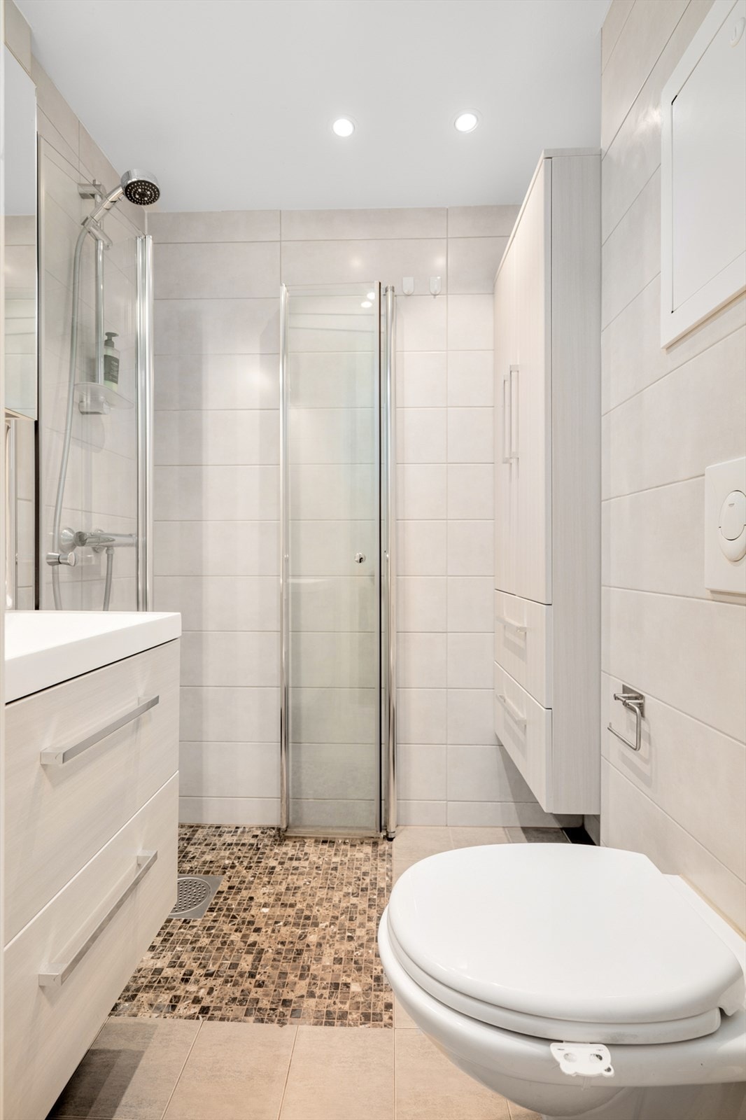 Badet er flislagt og har varmekabler på gulv noe som bidrar til god komfort i hverdagen. Galleribilde