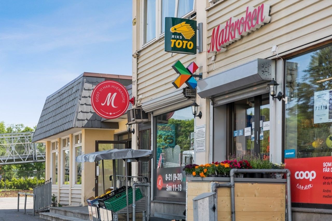 Kort vei til lokalbutikken Matkroken, i tillegg KIWI og andre dagligvarekjeder i kort nærhet til boligen. Galleribilde