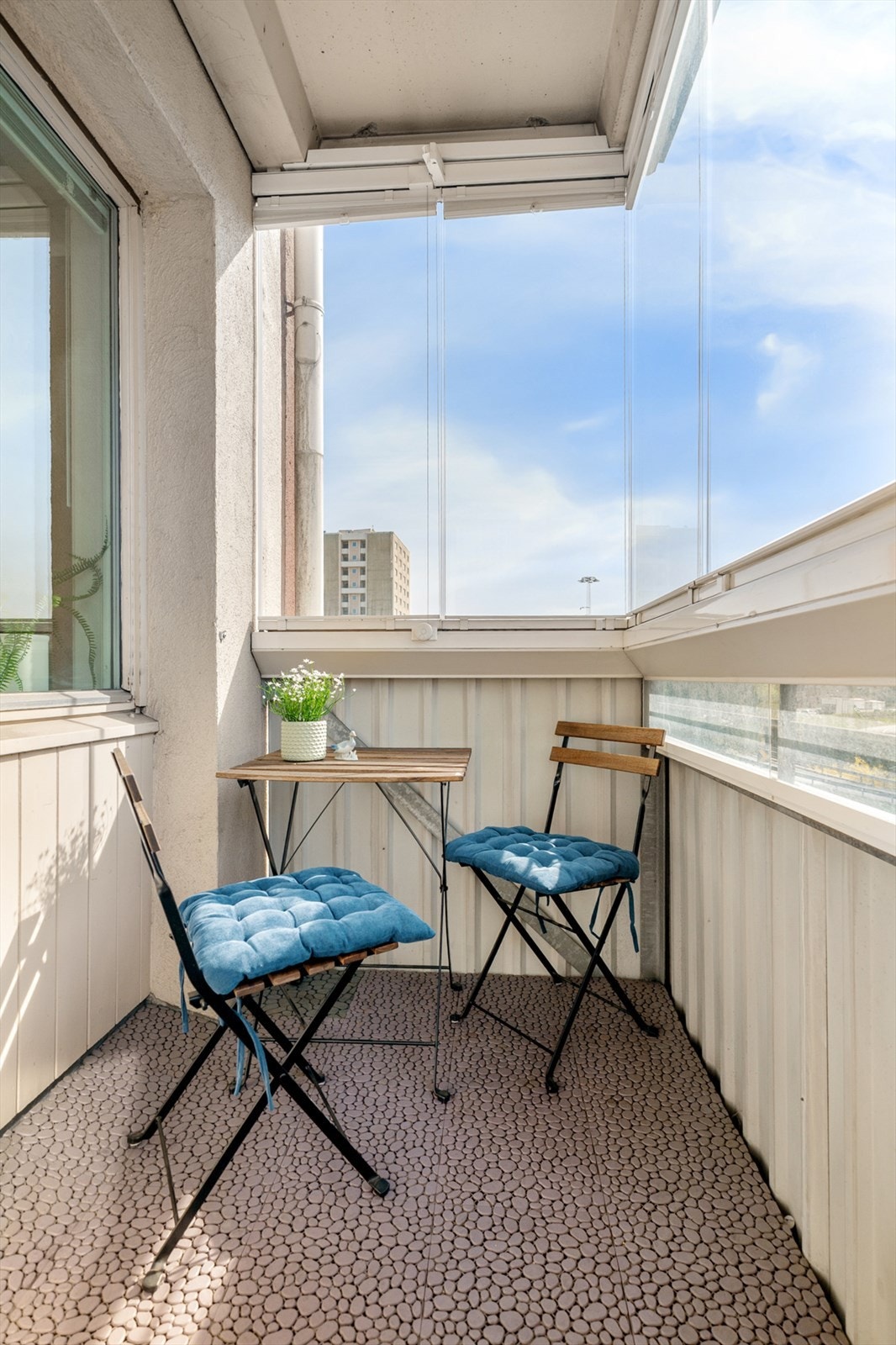 Balkongen er innglasset med mulighet for å åpne opp glassene. Galleribilde