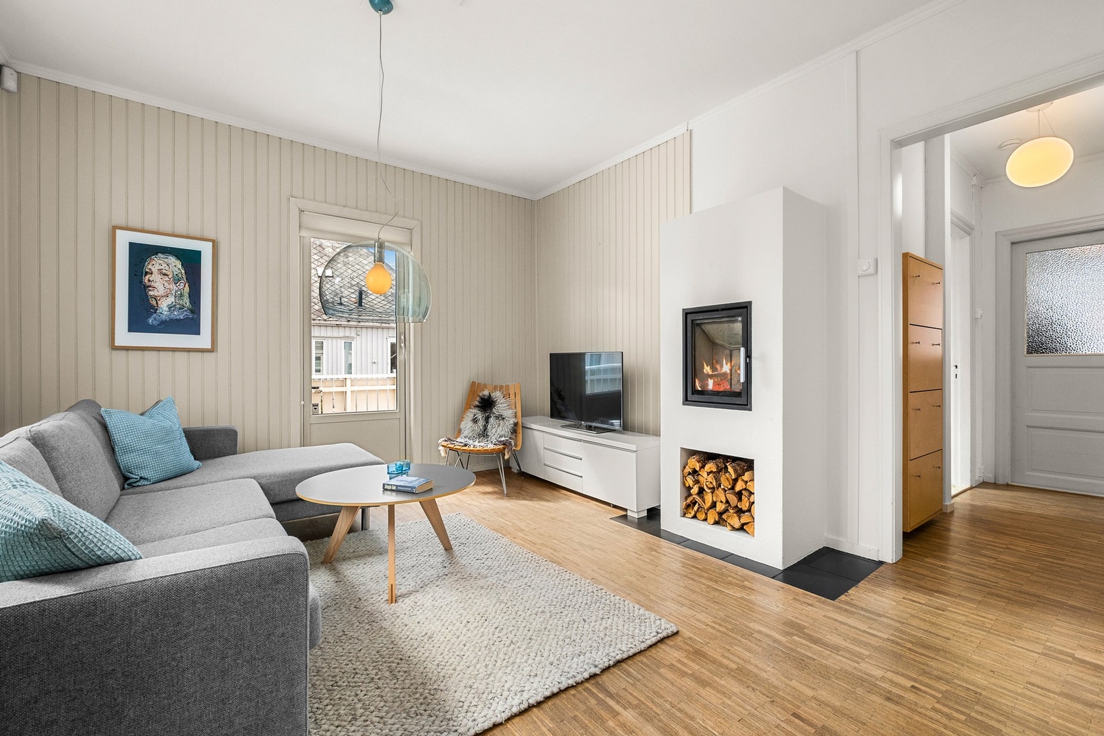 Lys og flott stue med god plass til ønsket sittegruppe. Galleribilde