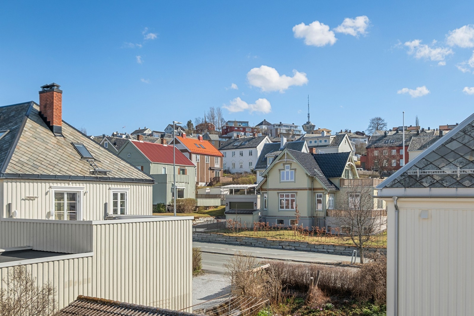 Boligen ligger i et veletablert område ytterst på Rosenborg. Galleribilde