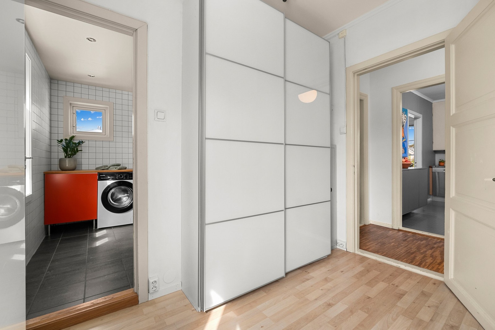 Rommet måler hele 10 kvm og har inngang til både bad og gang. Galleribilde