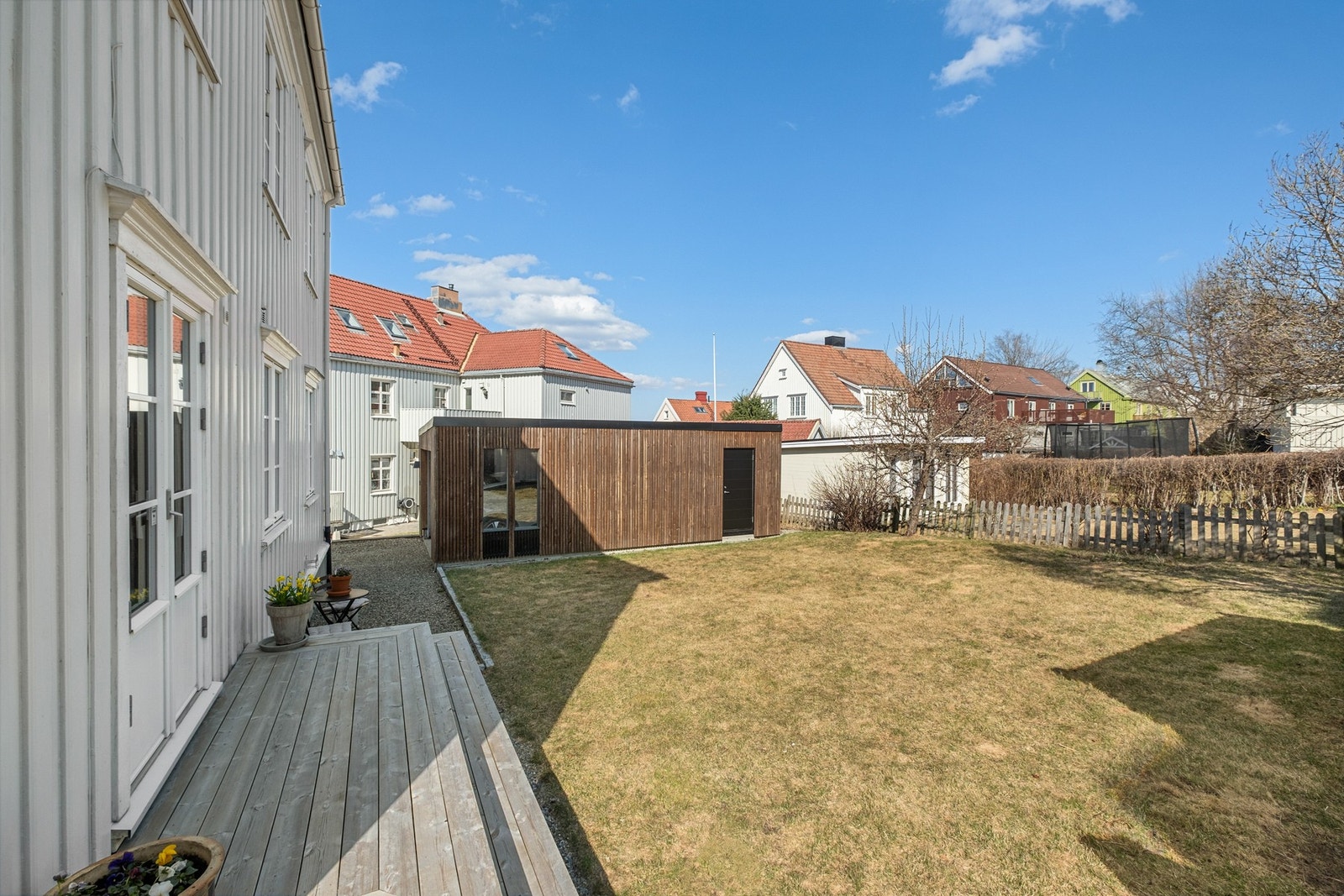 Boligen har et pent opparbeidet uteareal med terrasse og hage. Her kan du skape ditt eget uteparadis. Galleribilde