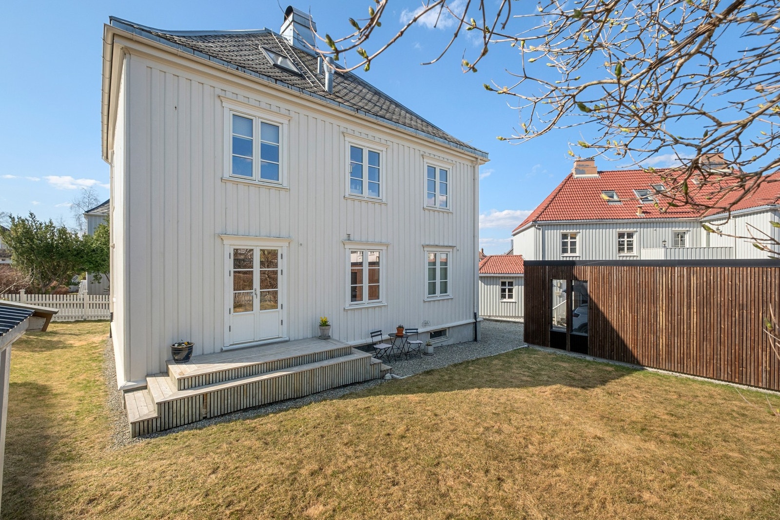 Eiendommen har en privat hage i skjermede og solrike omgivelser med lang solgang. Galleribilde